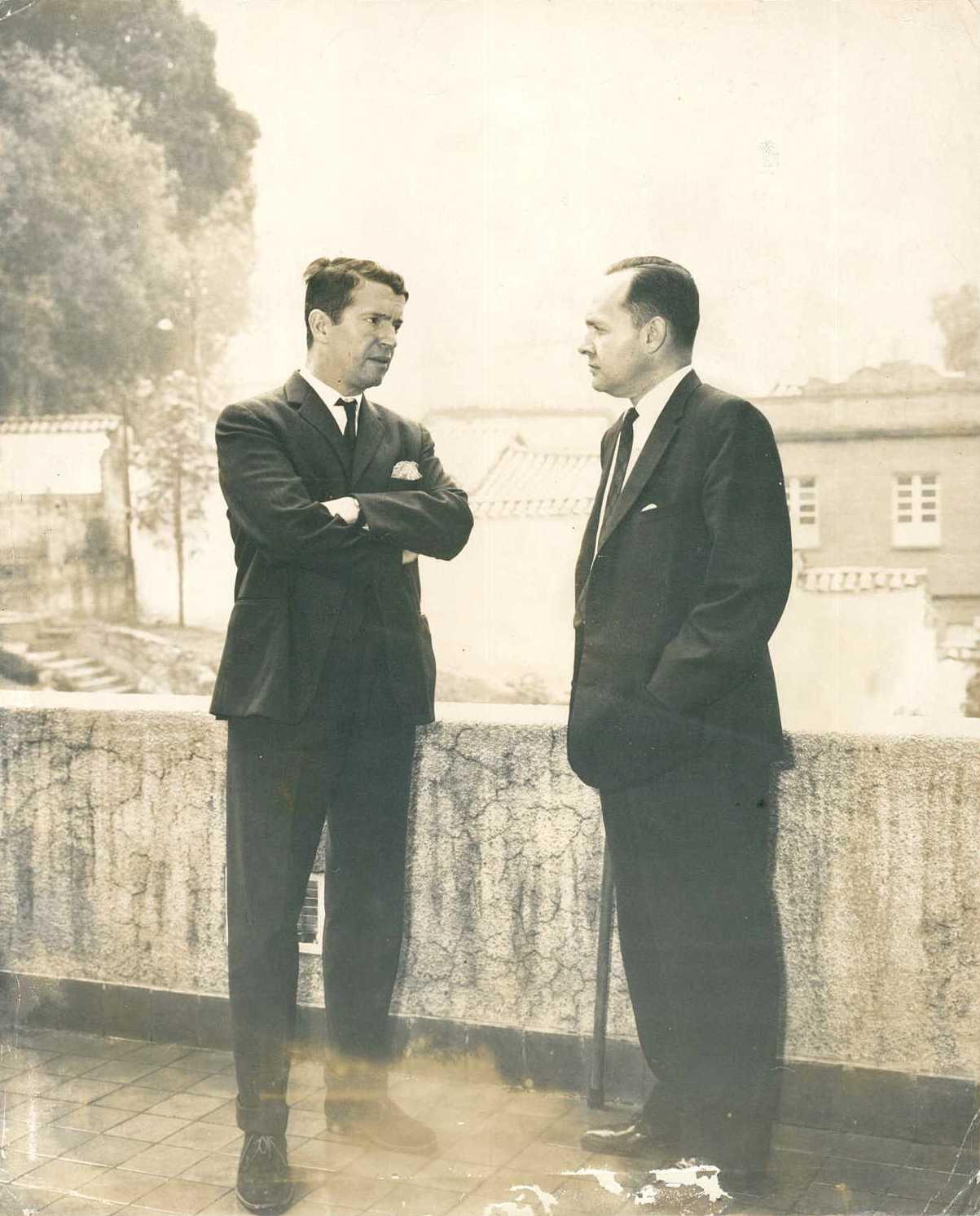 Mario Laserna conversa con Ramón de Zubiría en el Edificio Franco de la Universidad de los Andes, 1962